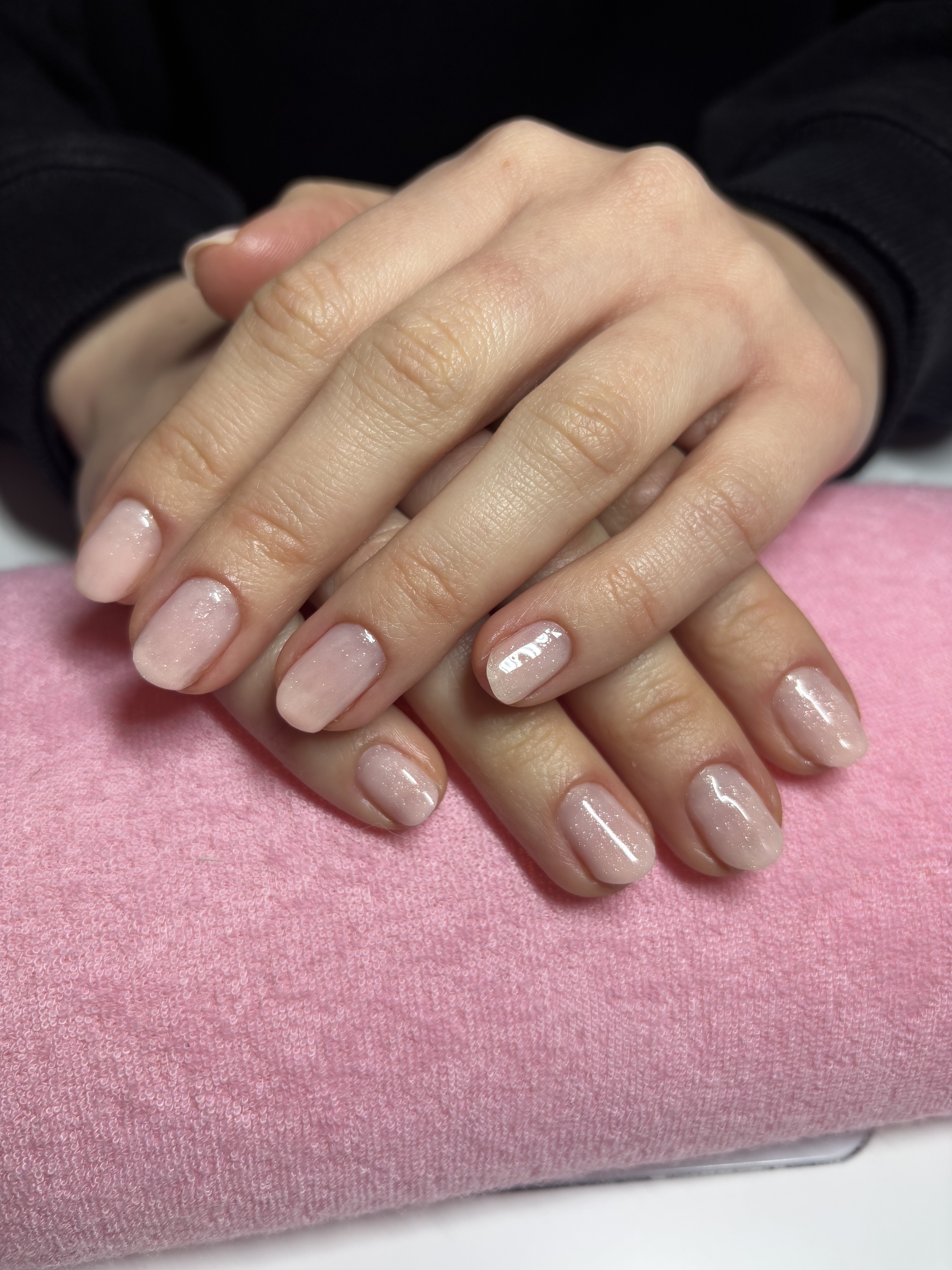 Švelnus blizgus nude manikiūras