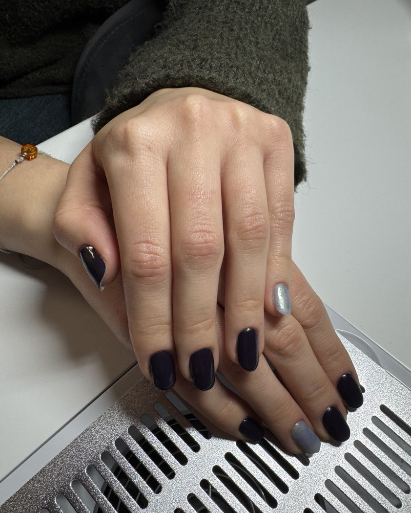 Tamsus minimalistinis manikiūras