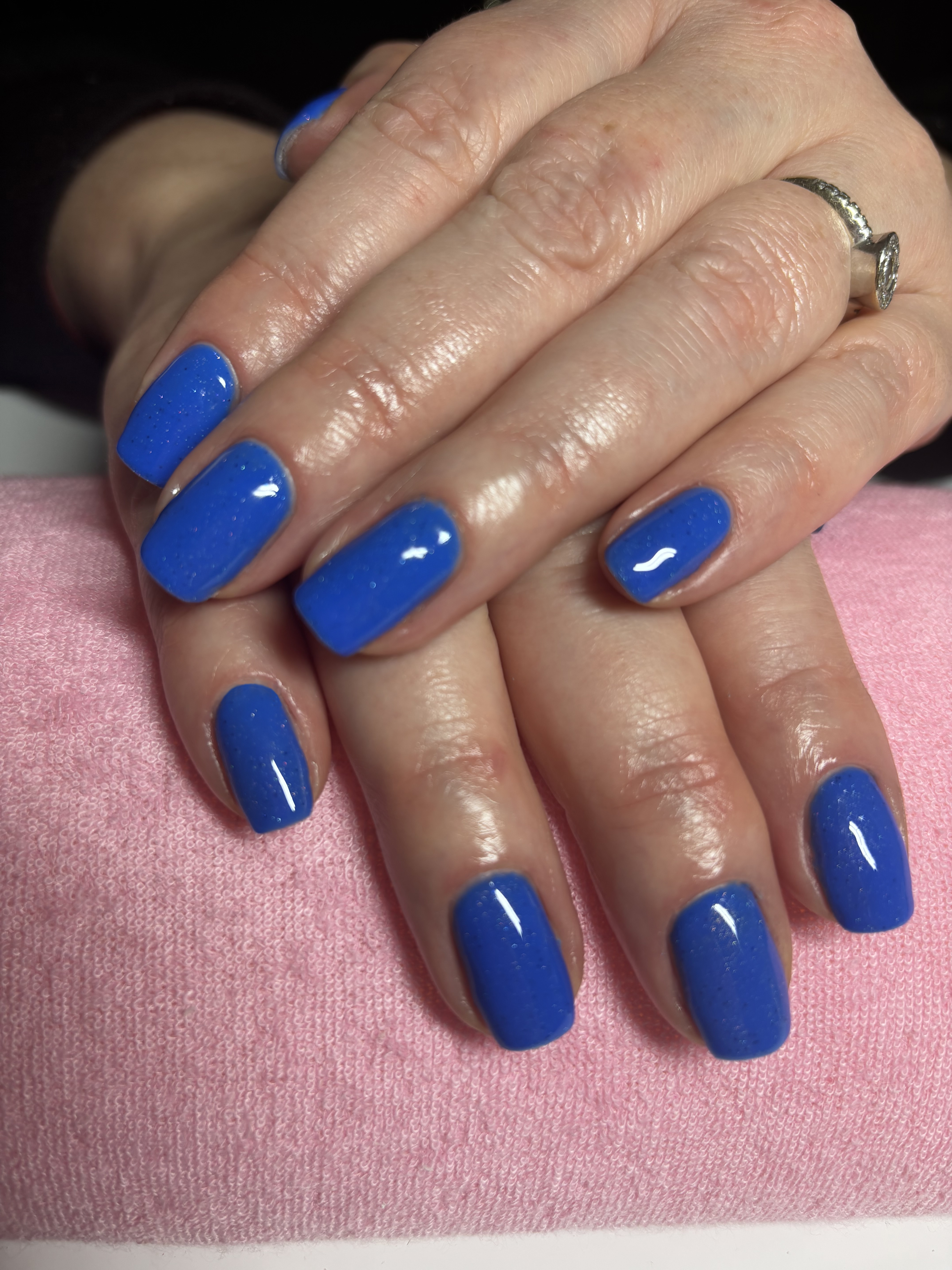 Ryškiai mėlynas manikiūras
